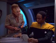 Neelix bespricht sich mit Tuvok