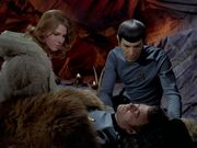 Spock kümmert sich um McCoy