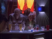 Morn und die anderen bringen sich vor Kira in Sicherheit.