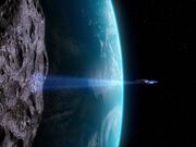 USS Enterprise-D richtet Traktorstrahl auf Mond