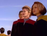 Kathryn Janeway und B'Elanna Torres sehen der Voyager nach