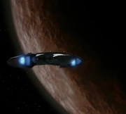 La USS Defiant en órbita de AR-558