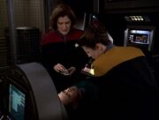 Janeway und Celes behandeln Telfer