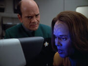 B'Elanna und der Doktor entdecken die Plaketten