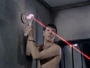 Spock erzeugt einen Laserstrahl