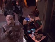 Morn isst einen Jumja-Stick.