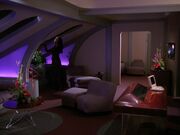 KEhleyr schaut aus dem Fenster ihres Quartieres auf der USS Enterprise-D
