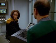 B'Elanna Torres untersucht den Doktor 2373