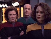 Janeway, Torres und der Doktor besprechen auf der Krankenstation die Freisetzung des Virus