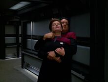 Chakotay injiziert Janeway das Serum