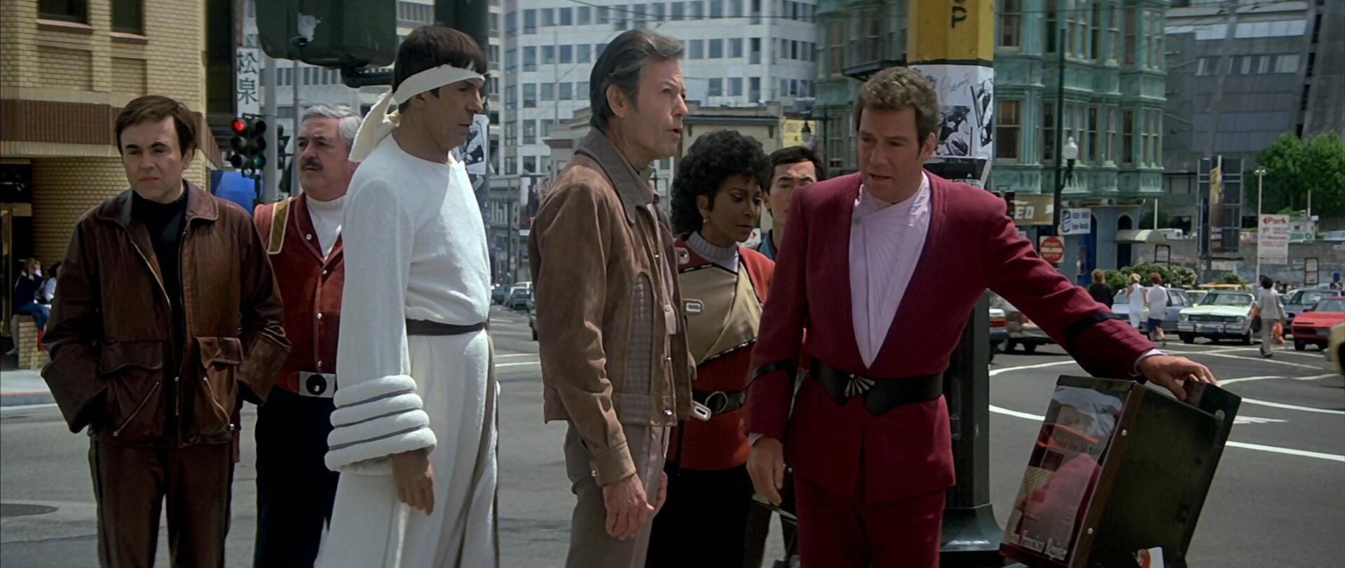 Kirk erklärt seiner Crew die Mission.jpg