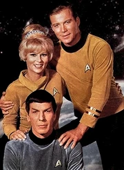 Ein Promofoto von Captain James T. Kirk, Mr. Spock und Janice Rand.