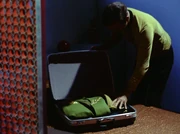 Kirk packt seinen Koffer.