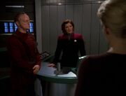 Janeway und Yediq teilen Seven die Ablehnung der Berufung mit