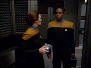 Tuvok führt den Austausch durch