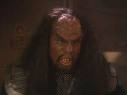 Oficial Klingon DS9: "Shattered Mirror"