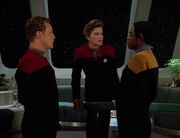 Tuvok und Paris berichten Janeway über die Lage auf dem Voriplaneten