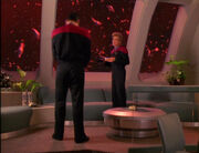 Janeway bespricht die Situation mit Chakotay