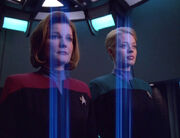 Janeway und Seven werden zurück auf die Voyager gebeamt