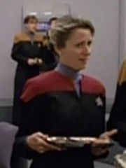 Besatzungsmitglied der USS Voyager mit einem Tablett im Kasino 2372