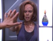 B'Elanna Torres versucht sich zu ertasten