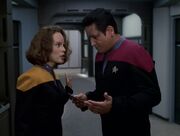 Chakotay befiehlt Torres das Kommando auf der Voyager zu übernehmen