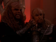 Worf nimmt Klingonen Emitter ab