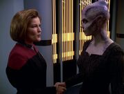 Janeway begrüßt Jhet'leya in der Crew