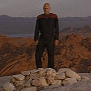 Picard sur la tombe de Kirk