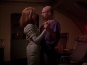 Crusher tanzt mit dem Duplikat von Picard.