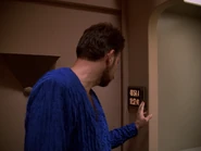 Schiffschronometer.jpg (220 KB) Riker benutzt einen Chronometer in seinem Bad.