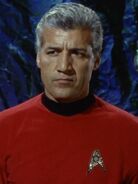 Barry Russo als Lieutenant Commander Giotto…