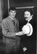 Leonard Nimoy et William Ware Theiss (encart)