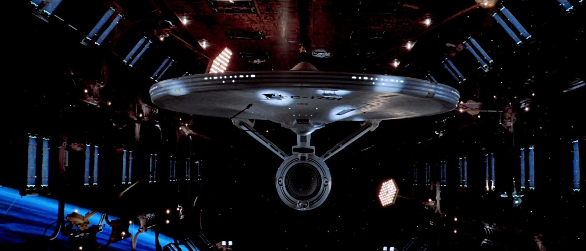 Enterprise Refit-Typ in der San Francisco Flottenwerft.jpg