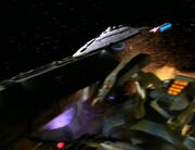 Die USS Voyager greift das Raumschiff der Hirogen an