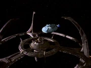 Die Voyager bei ihrem Abflug von Deep Space 9