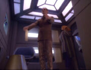 Odo begibt sich in seinen Eimer.