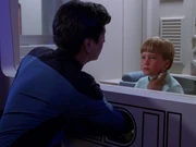 Martinez verabreicht Willie ein Hypospray.