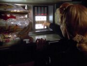 Seven of Nine greift auf die Brückenkontrollrelais zu