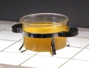 Eine Tasse Gemüsebouillon.