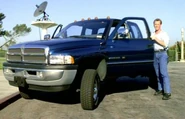 Pickup TomParis.jpg (28 KB) Tom Paris mit einem Dodge Ram im Jahr 1996