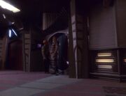 Quark wirft Morn aus seiner Bar raus.