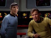 Spock Kirk beraten ueber Wesen