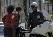 Uhura et Chekov demandant de l'aide à un policier