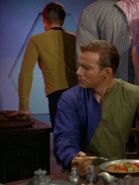 Kirk blickt seinem Duplikat nach