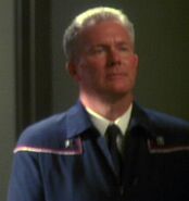 Commodore de Starfleet présent lors du débriefing d'Archer et Robinson