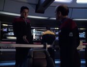 Chakotay lässt den Doktor sich auf den Stuhl des Captains setzen