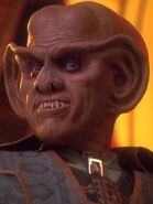 Armin Shimerman als Quark, …