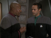 Sisko stellt Bashir wegen der Mutanten zur Rede
