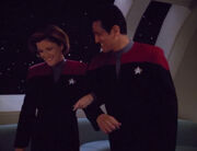 Janeway und Chakotay feiern den Erfolg